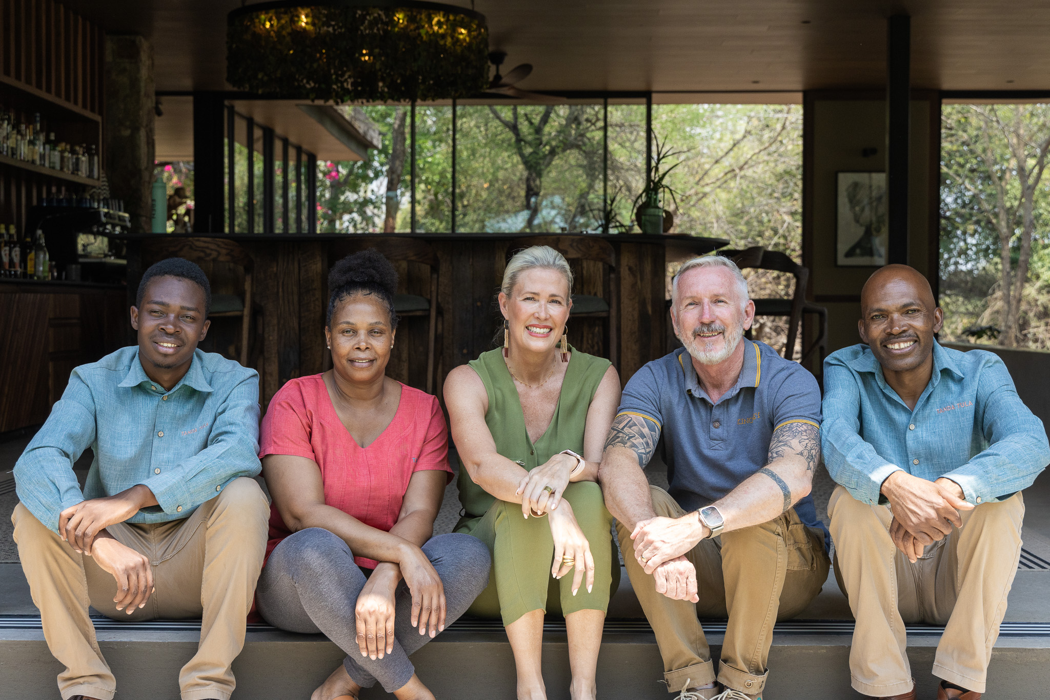 Don and Nina Scott, co-owners of Tanda Tula, seated together at the lodge, smiling warmly.