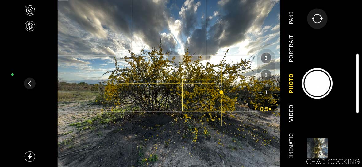 iPhone camera screen showing the horizon level correctly aligned and the spirit level line turned yellow.
